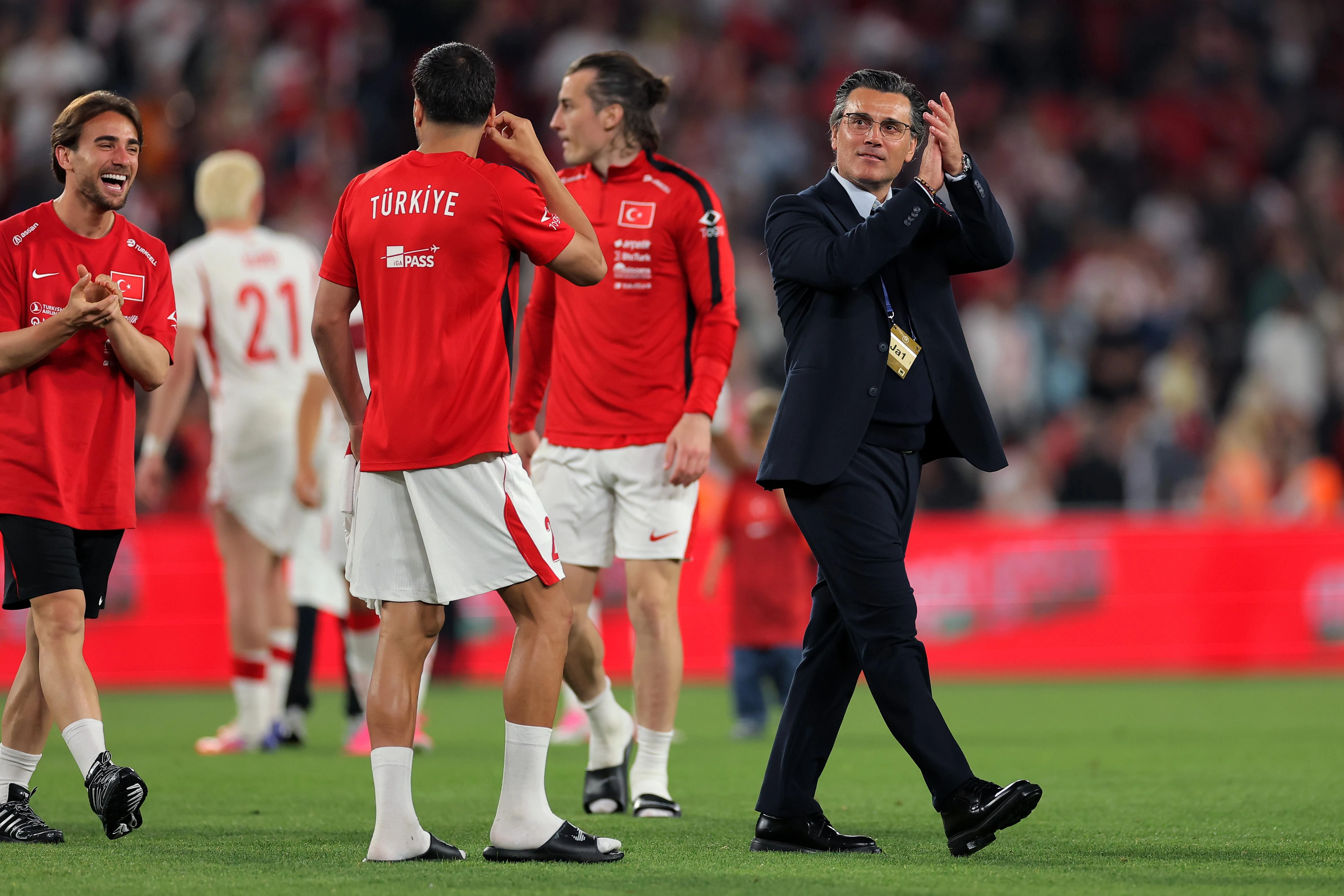 英格兰队二比一逆转荷兰队挺进欧洲杯决赛